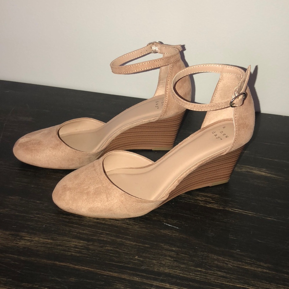 A .new day Tan wedges